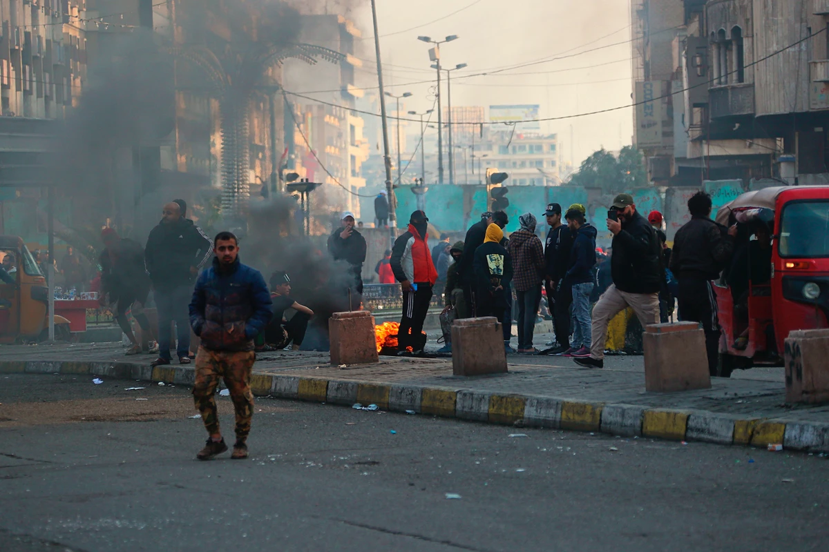 Anti-government protesters set fire to a busy intersection in central Baghdad, Iraq, Saturday, Jan. 25, 2020. (AP)