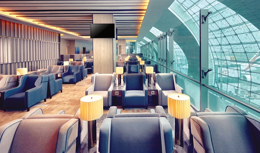 Situated on the upper level overlooking departure gates A2 and A3, the lounge resembles a balcony sweeping with natural lights from the airport’s high ceilings.