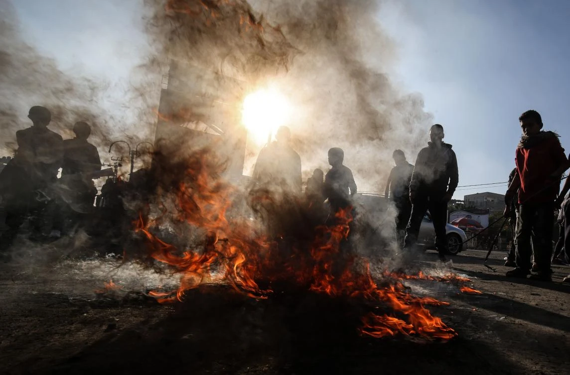 Palestinian demonstrators burn tyres during a demonstration against a US brokered Middle East peace plan, in Rafah in the southern Gaza Strip, on January 29, 2020. US President Donald Trump unveiled his controversial Israeli-Palestinian peace deal that staunchly favours Israel but offers Palestinians a pathway to a limited state. / AFP / SAID KHATIB