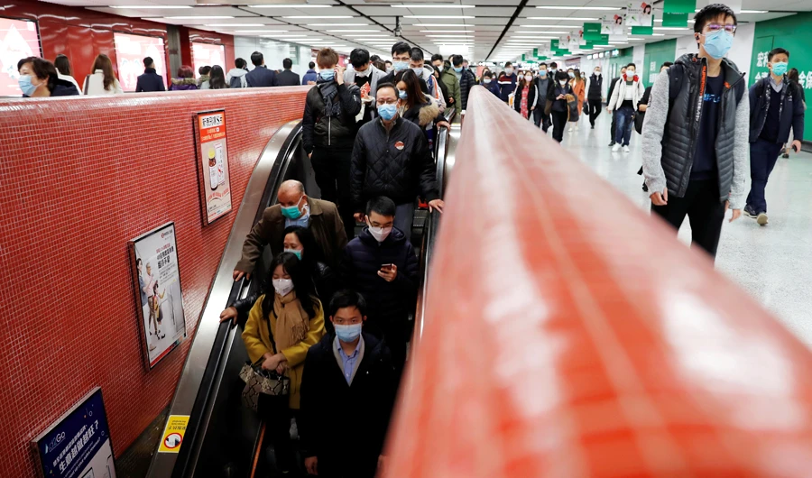 Passengers wear mask to prevent a new coronavirus outbreak at a Mass Transit Railway (MTR) subway train station in Hong Kong, China, January 29, 2020. (Reuters)