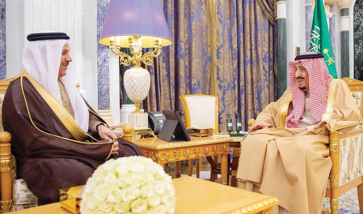 King Salman welcomes Abdullatif bin Rashid Al-Zayani, former secretary-general of the Gulf Cooperation Council, in Riyadh on Wednesday. (SPA)
