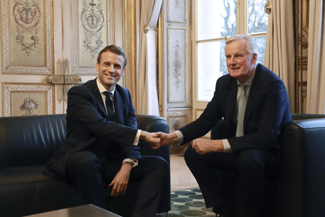 French President Emmanuel Macron, left, shakes hands with European Union chief Brexit negotiator Michel Barnier at the Elysee Palace in Paris, Friday, Jan. 31, 2020. (AP)