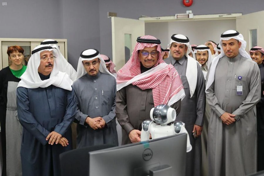 Saudi minister of education inaugurates the laboratories of artificial intelligence (AI) and cybersecurity at Imam Abdulrahman Bin Faisal University in Dammam on Feb.1, 2020. (SPA)