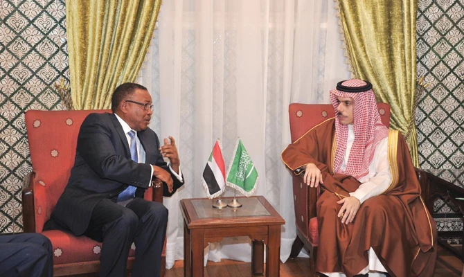 Saudi Minister of Foreign Affairs Prince Faisal bin Farhan meeting with the Sudan's minister of state for foreign affairs, Omar Gamar-Eddin Ismail. (SPA)