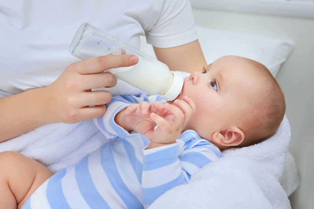 Choose a time to start bottle-feeding when your child is not very hungry. (Shutterstock)