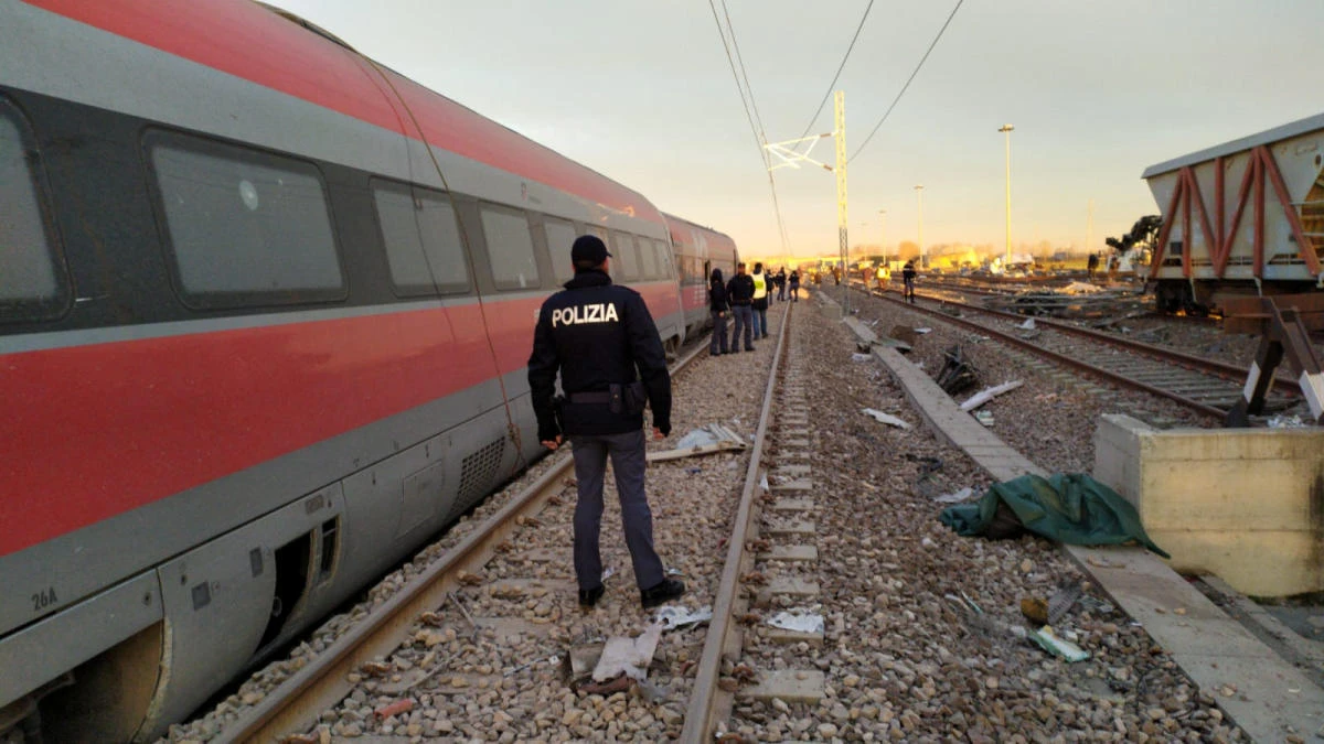 High-speed train derails in Italy; 2 railway workers killed