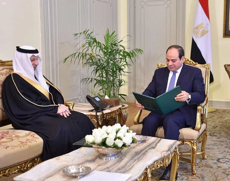 King Salman sent a written letter to Egyptian President Abdel Fattah El-Sisi confirming the strength of the relations between Saudi Arabia and Egypt on Thursday. (SPA)