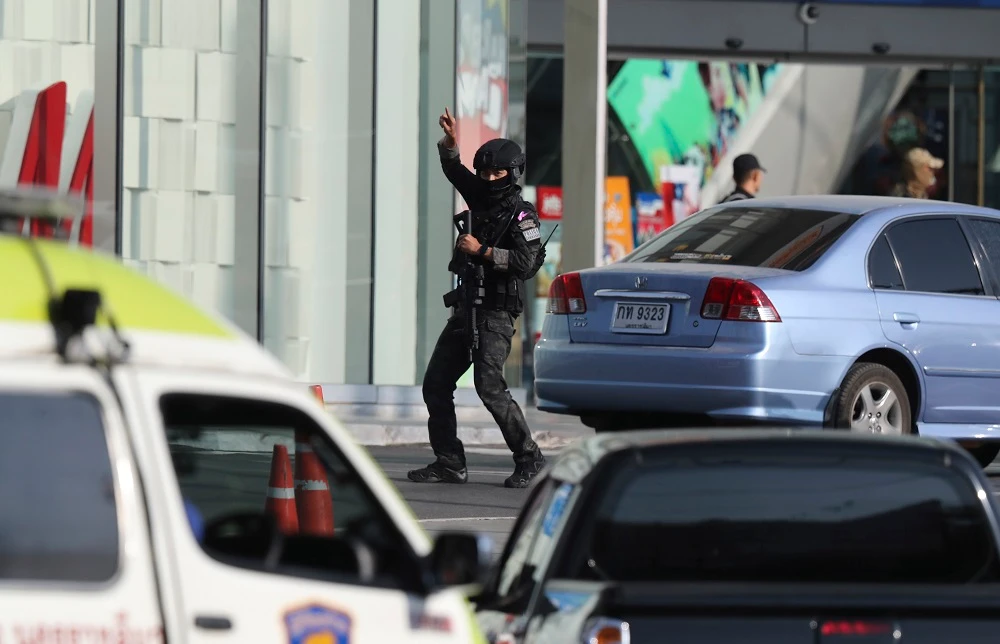 An armed commando soldier shouts for ambulance outside Terminal 21 Korat mall in Nakhon Ratchasima, Thailand on Sunday, Feb. 9, 2020. (AP)
