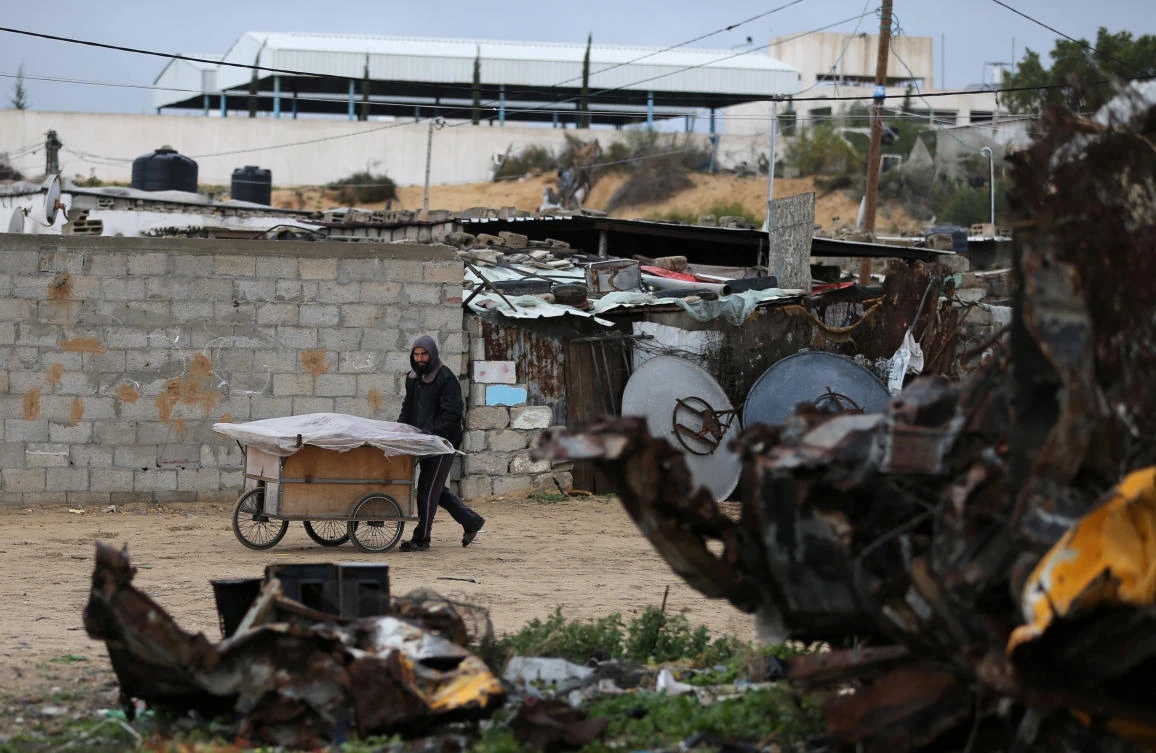 A Palestinian vendor pushes a cart with bread on a cold winter day in Khan Younis in the southern Gaza Strip February 10, 2020. (Reuters)