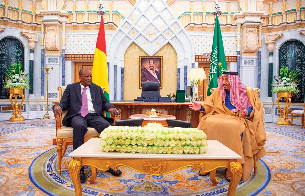 King Salman receives President Alpha Conde of Guinea Conakry in Riyadh on Wednesday. (SPA)