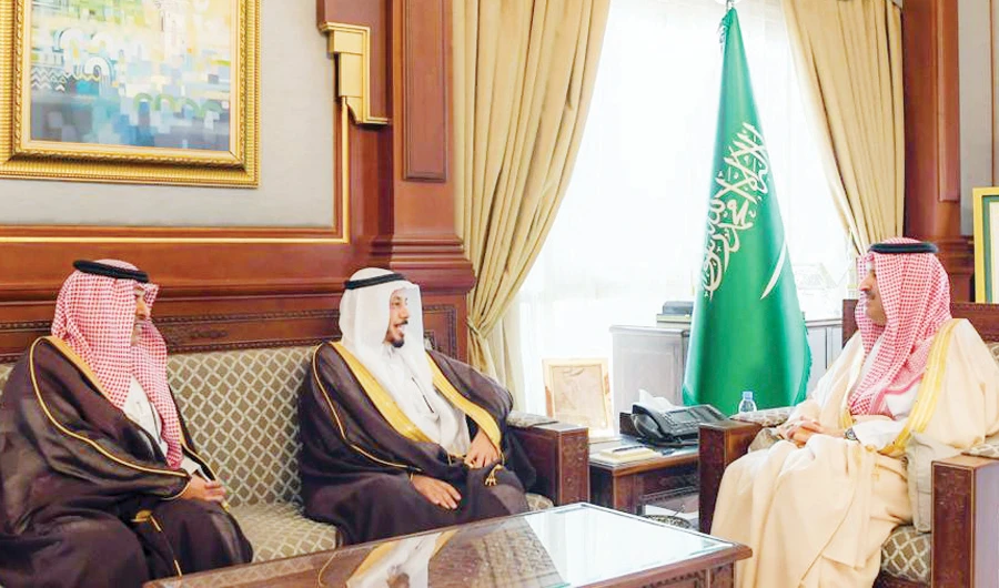 Madinah governor meets officials of Ministry of Energy, Saudi Electricity Co.