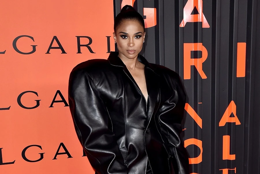 Ciara shows off Kuwaiti It-bag in New York, Los Angeles