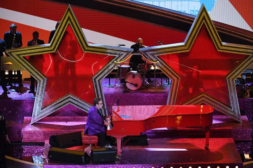 Pneumonia forces Elton John to cut short Auckland gig
