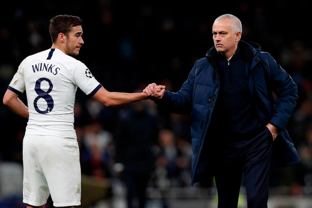 Tottenham Hotspur's Portuguese head coach Jose Mourinho (R) shakes hands with Tottenham Hotspur's English midfielder Harry Winks. (AFP)
