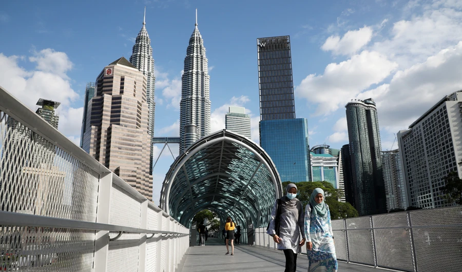 A woman wearing a protective face mask crosses a bridge in Kuala Lumpur, Malaysia February 19, 2020. (REUTERS)