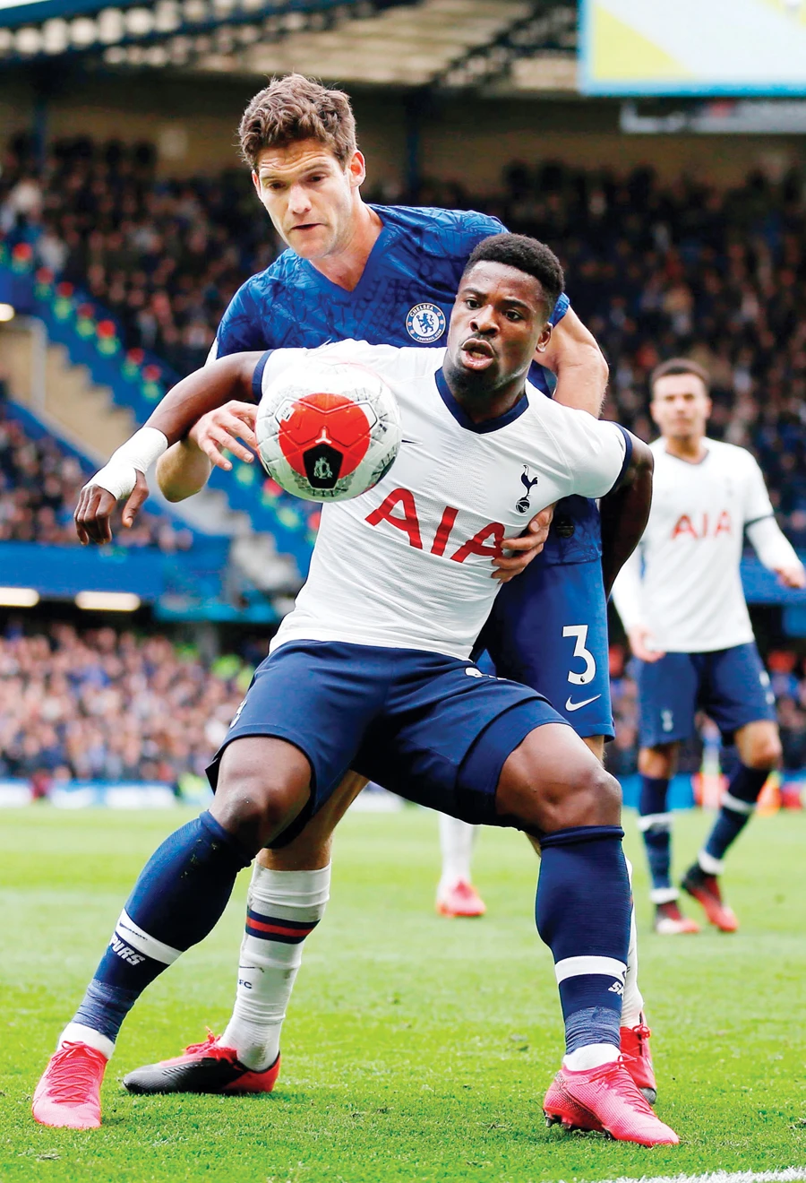 Tottenham Hotspur’s defender Serge Aurier vies with Chelsea’s defender Marcos Alonso during Saturday’s match. (AFP)