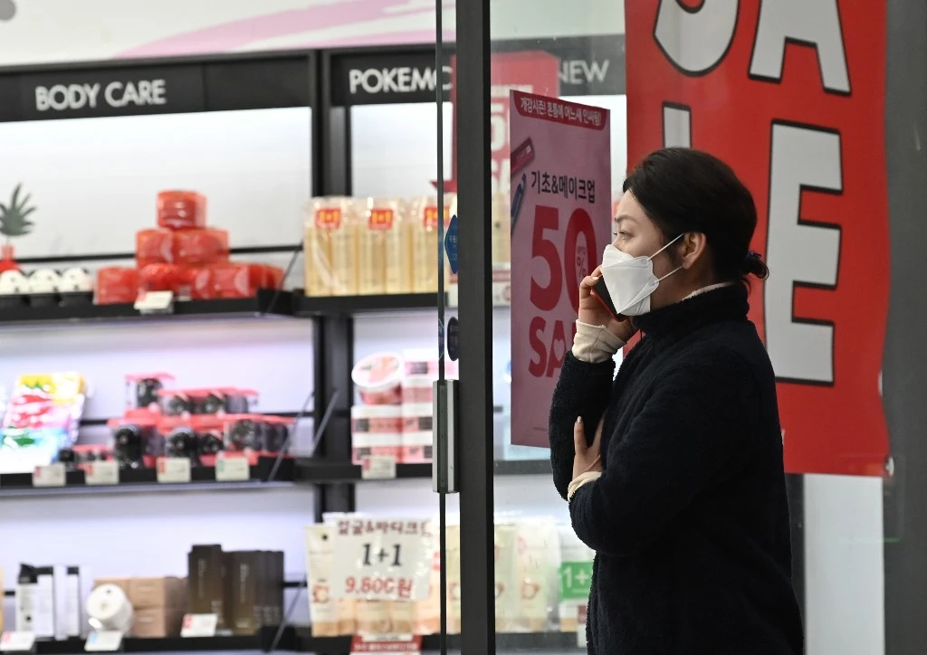 A woman wearing a face mask walks into a shop at Dongseongro shopping district in the South Korean city of Daegu on February 24, 2020. (AFP)
