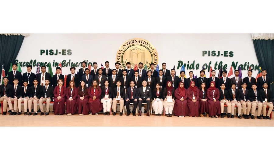 Students of Pakistan International School Jeddah — English Section (PISJ-ES) pose with guests at the event.