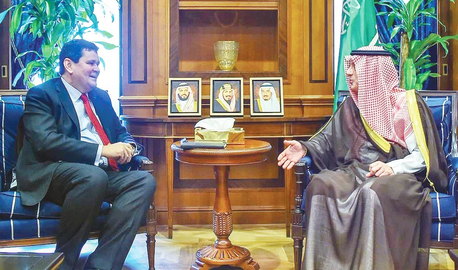 Saudi minister receives UK Ambassador Neil Crompton in Riyadh