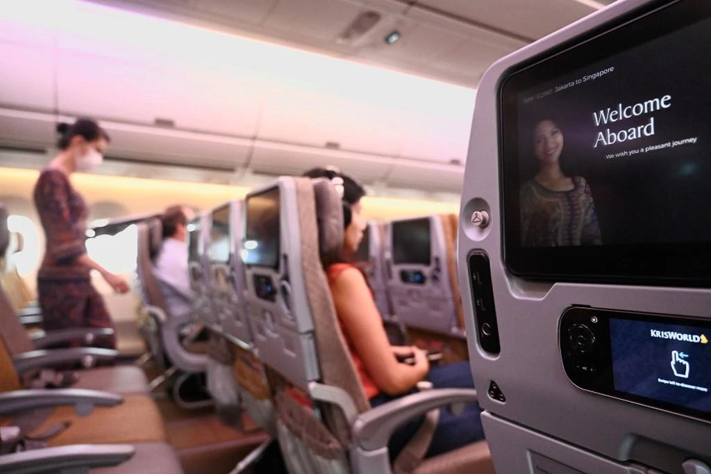 Singapore Airlines cuts capacity by 10%, freezes hiring as virus takes toll