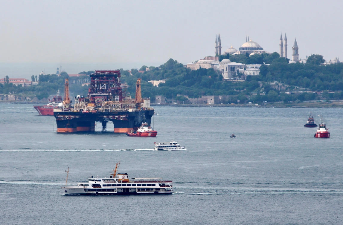 Drilling vessel Scarabeo 9, owned by Italian oil service group Saipem, sails in the Bosphorus in Istanbul, Turkey May 21, 2018. (Reuters)