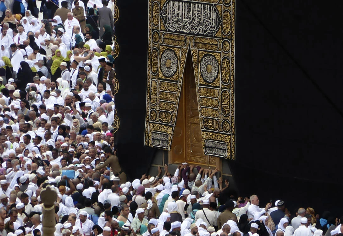 Muslim pilgrims pray near the Kaaba at the Grand Mosque during Umrah in Makkah, Saudi Arabia on Feb. 24, 2020. (AP)