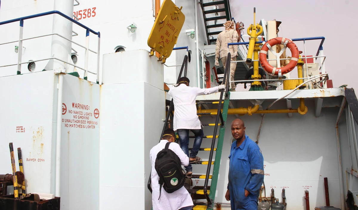 Health workers at Al-Mukalla seaport to check on temperature of sailors on Thursday. (AN photo by Ahmed Batarfi)