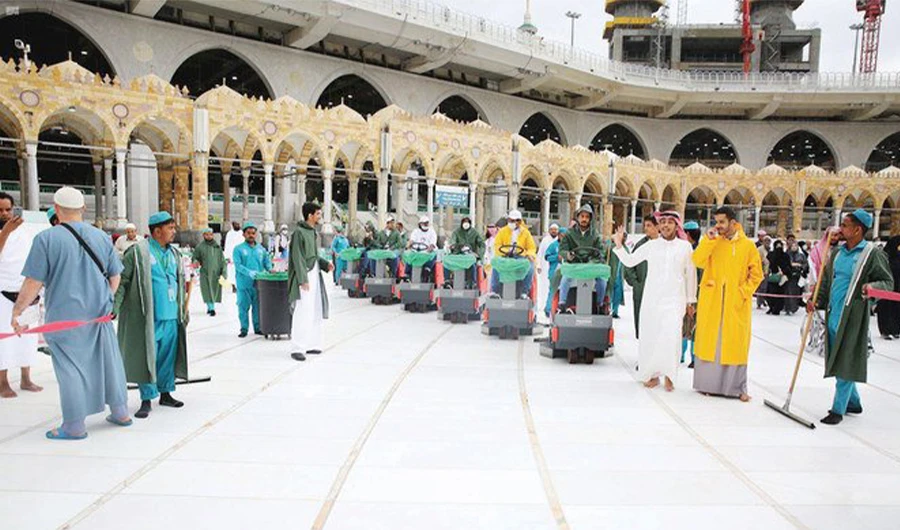 The General Presidency for the Affairs of the Two Holy Mosques washes and sanitizes the floors of Makkah’s Grand Mosque four times daily as part of measures to ensure the safety of pilgrims. (SPA)