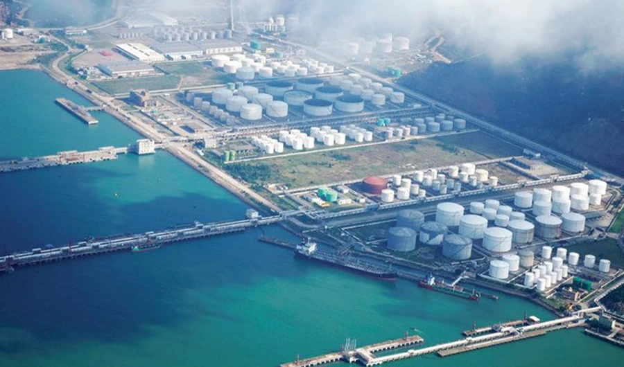Oil slumps more than 4% on coronavirus fears