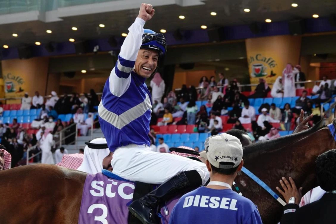 The second Jockeys Challenge, and fourth race of the day, followed shortly afterwards with Mike Smith on Sun Hat leaving the rest of the field in his dust to claim an easy 15 points. (AN Photo/Huda Bashatah)