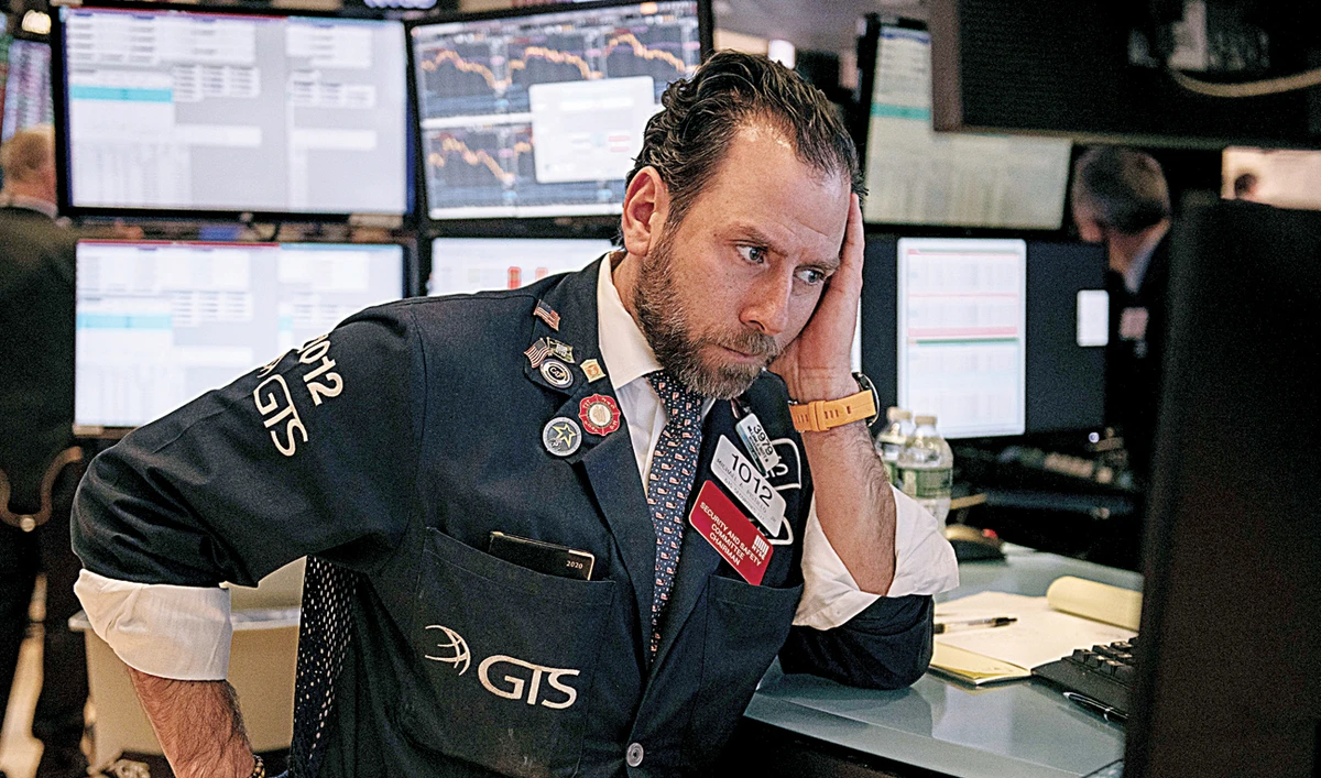 Dow drops 1,000 points as pandemic fears heighten