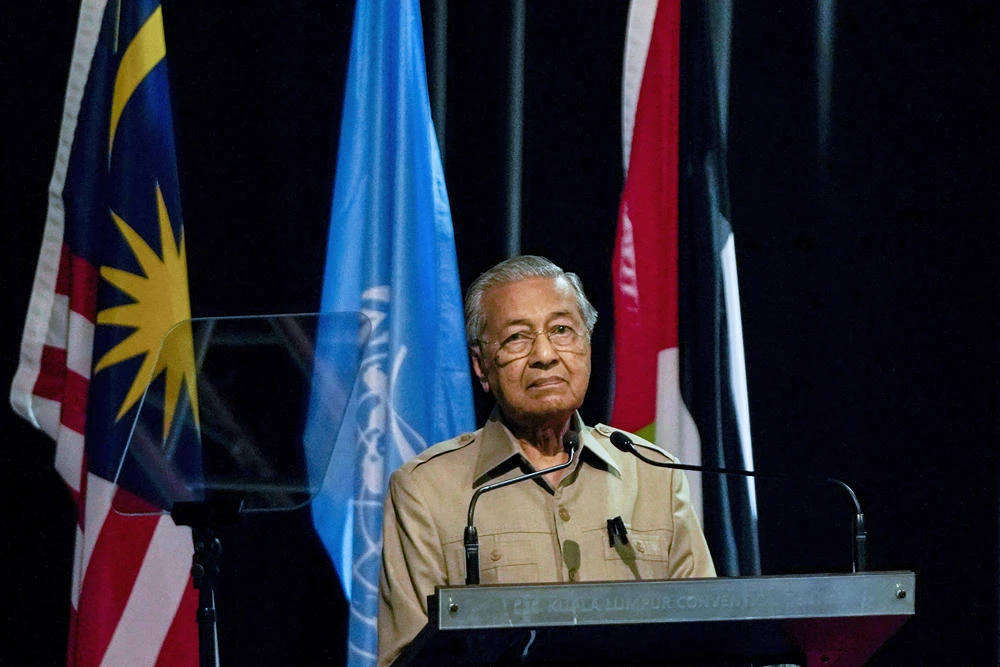 Malaysian rivals Mahathir and Anwar ally again amid turmoil