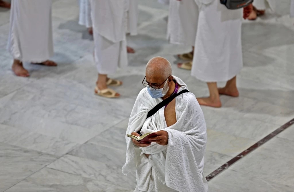 Muslim pilgrims wear masks at the Grand Mosque in Saudi Arabia's holy city of Makkah on Feb. 28, 2020. (AFP)
