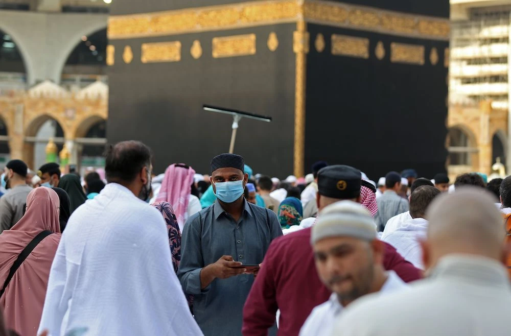Muslim pilgrims wear masks at the Grand Mosque in Saudi Arabia’s holy city of Makkah on Feb. 28, 2020. (AFP)
