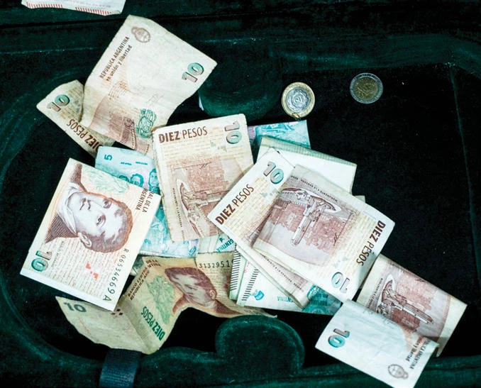 A widespread mistrust of the peso means that many Argentines prefer to take refuge in the dollar. (AFP)