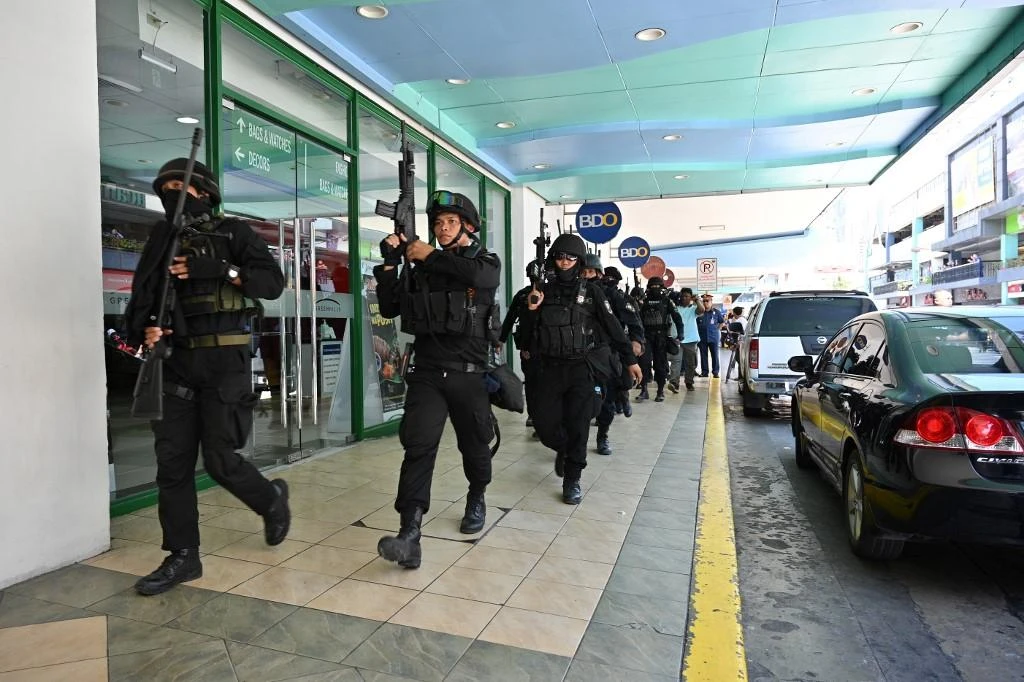 More than a dozen SWAT commandos were seen entering the mall, assault rifles ready. (AFP)