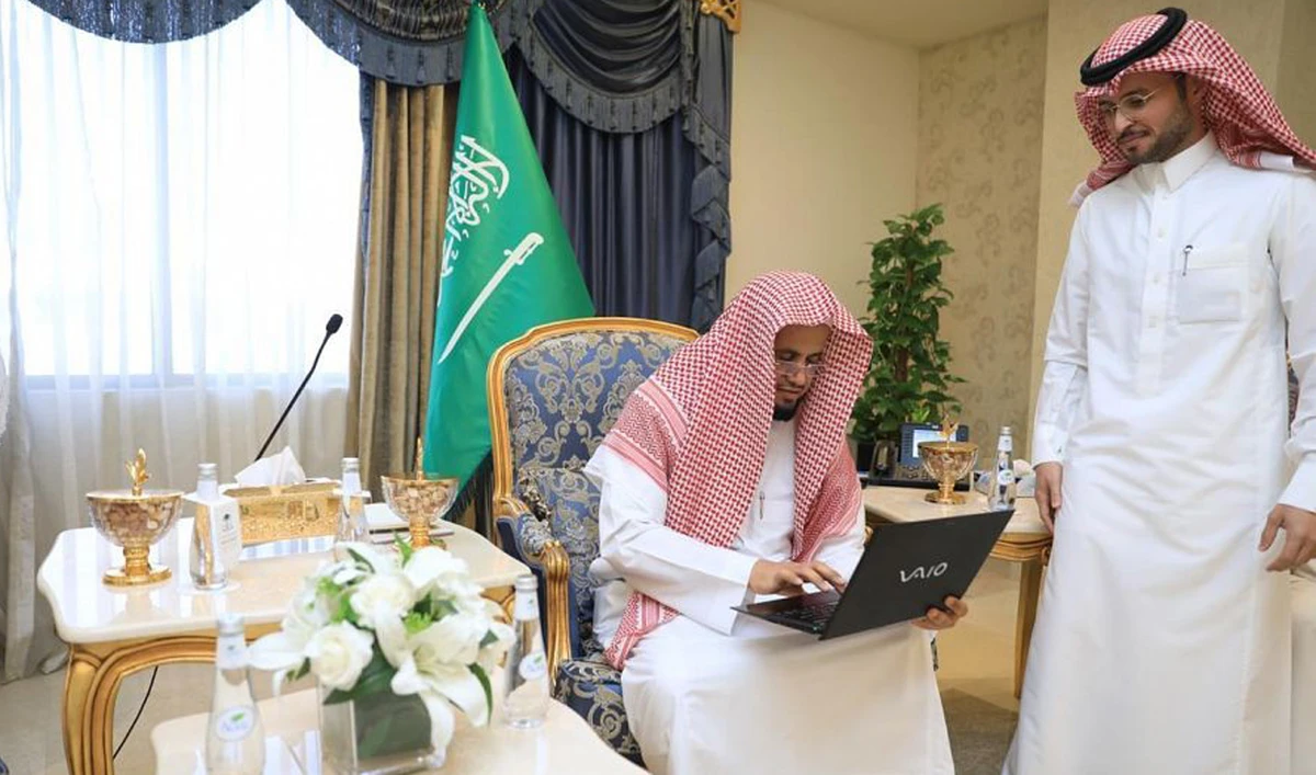 Saudi Attorney General Sheikh Saud bin Abdullah Al-Mua’jab reviews the platform. (SPA)