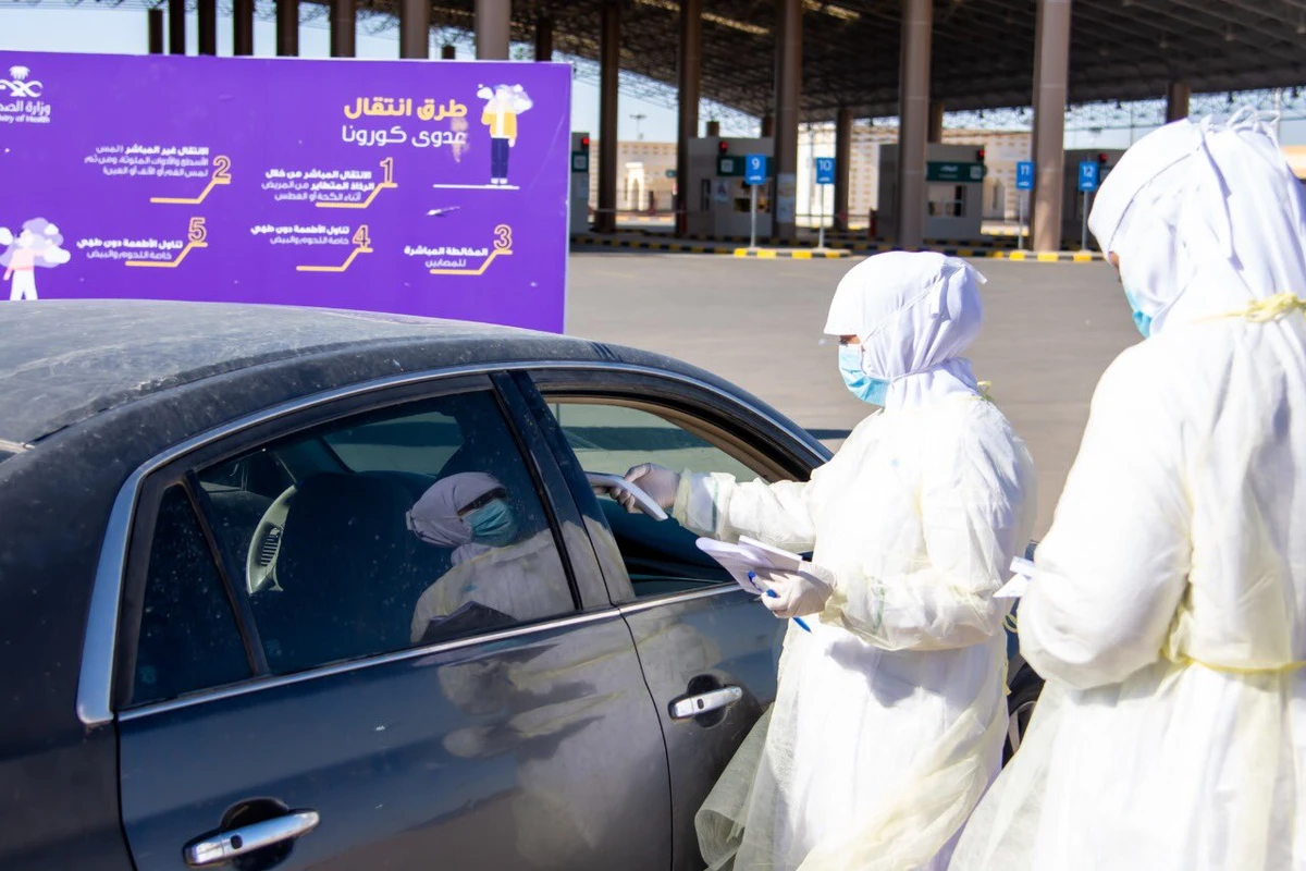 Saudi medical staff carry out tests on people entering the Kingdom via a land border. (Saudi Health Ministry)