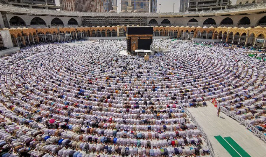 Muslim worshipers pray around the holy Kaaba at the Grand Mosque on March 1, 2020. (SPA)
