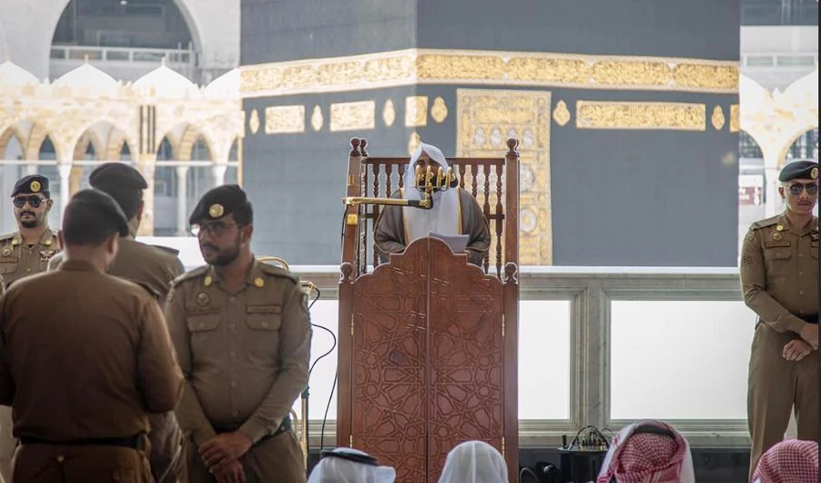 Sheikh Abdullah Awad Al-Juhani delivers the Friday sermon at the Grand Mosque in Makkah on Mar.6, 2020. (SPA)