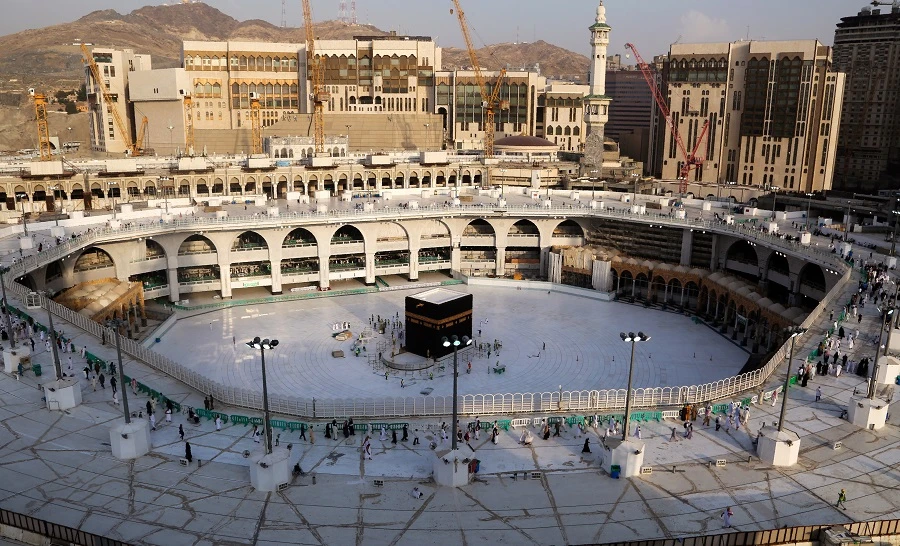 A photograph taken on March 5, 2020 shows the white-tiled area surrounding the Kaaba, inside Mecca's Grand Mosque. (File/AFP)