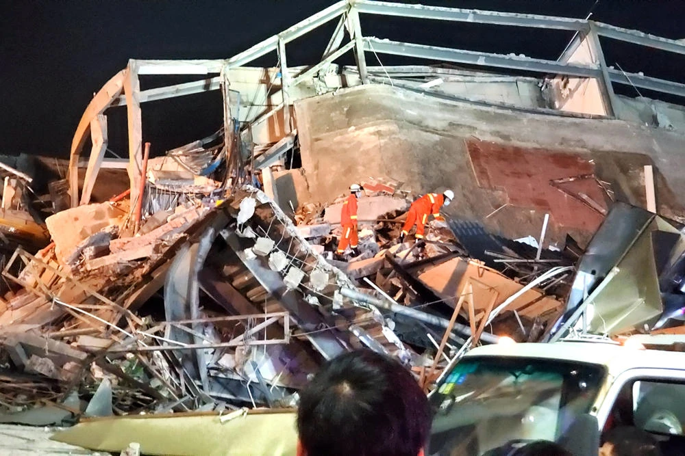 Several dead, 28 missing as hotel in China virus fight collapses