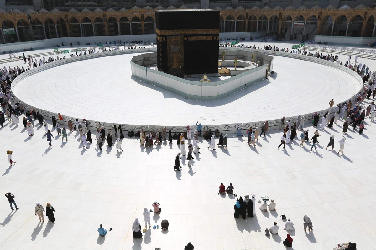 Worshippers circumambulate the sacred Kaaba in Makkah's Grand Mosque, Islam's holiest site, on March 7, 2020. Authorities reopened on Saturday the area around the sacred Kaaba, reversing one of a series of measures introduced to combat the coronavirus outbreak. (AFP / Abdel Ghani Bashir)