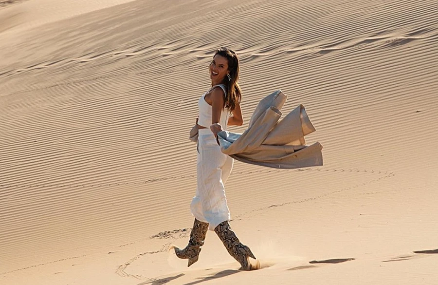 Brazilian models Alessandra Ambrosio and Izabel Goulart hit the dunes in Abu Dhabi