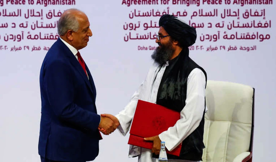 Mullah Abdul Ghani Baradar, leader of a Taliban delegation, and Zalmay Khalilzad, US envoy for peace in Afghanistan, shake hands after signing an agreement in Doha, Qatar, Feb. 29, 2020. ( Reuters photo)