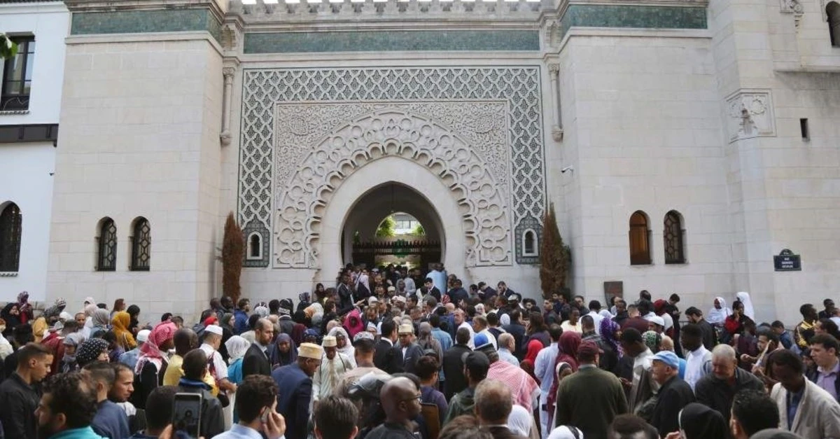 France announces measures to combat coronavirus, mosques to close
