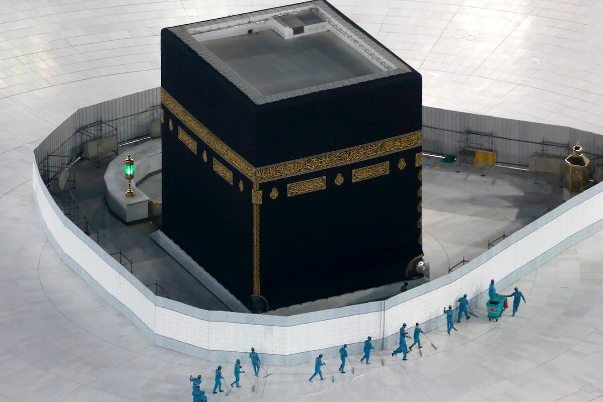People in coronavirus isolation should not attend Friday prayers: Saudi scholars council