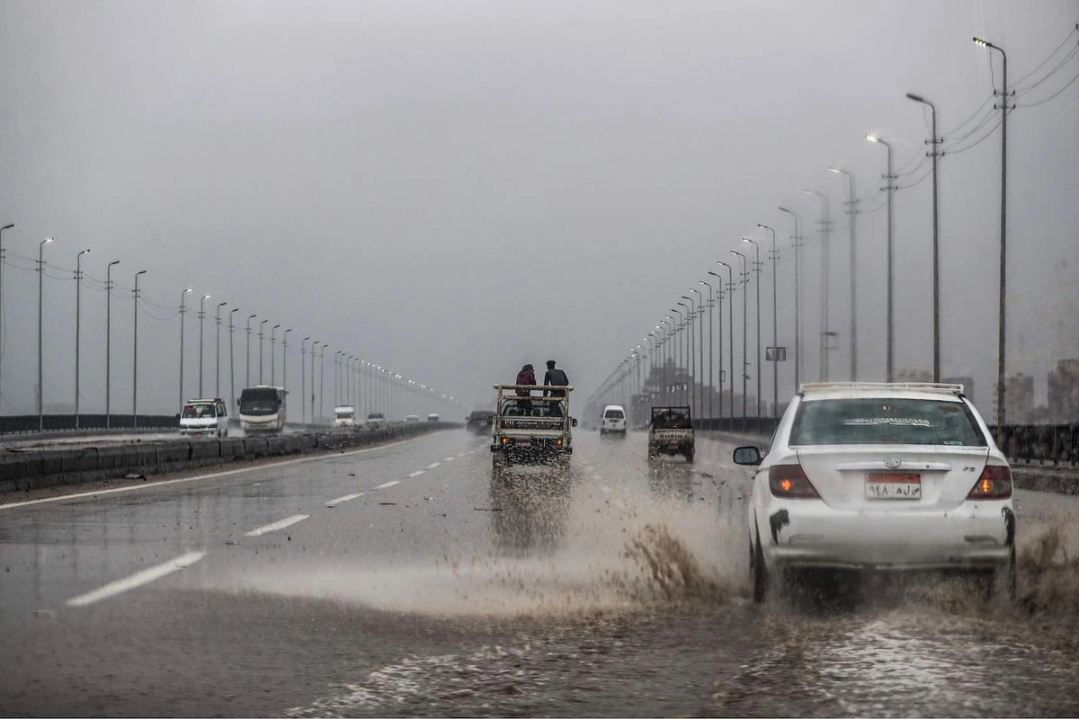 Death toll at 21 as Egypt storms, flooding enter second day