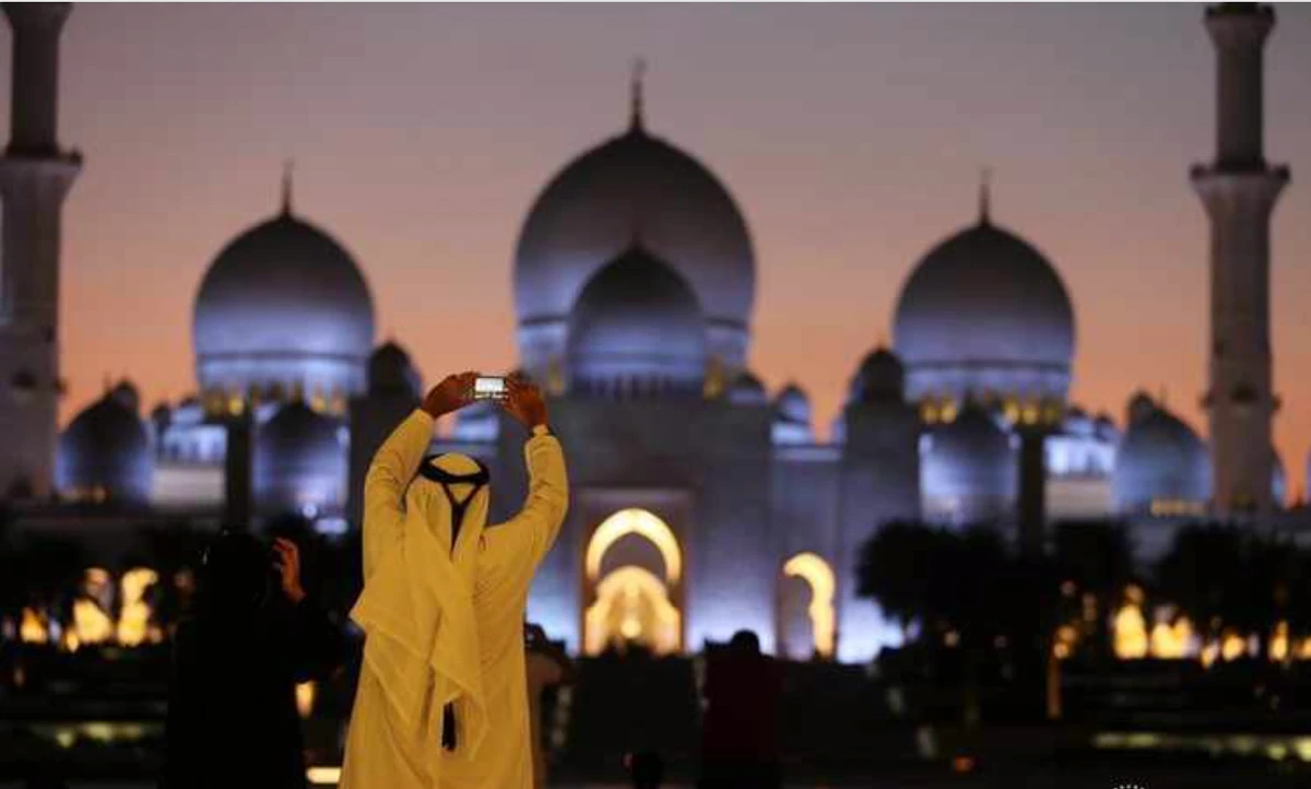Visitors take photos of Sheikh Zayed Mosque with their smart phones in Abu Dhabi, United Arab Emirates, December 25, 2018. (Reuters)