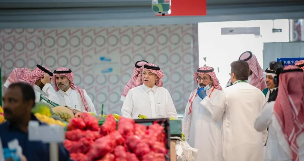 Majid Al-Qassabi reviewed food stocks. (SPA)